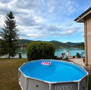 Lake House in Vrellë