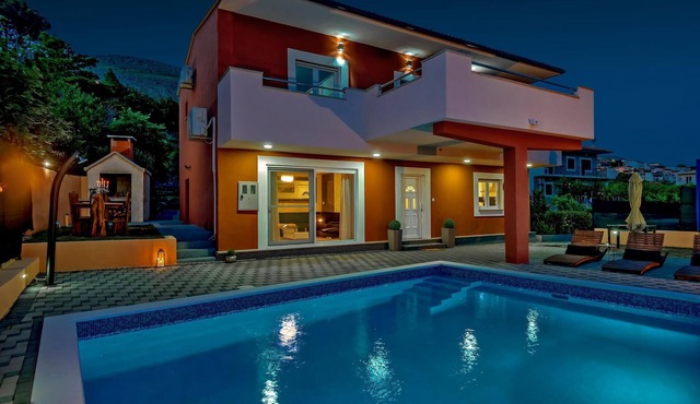 LAST MINUTE! Luxury Villa Dream, 32sqm private pool and 4 bedroom, near Split