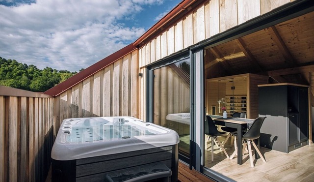 Lavender Retreat | With Jacuzzi and Sauna in Kamnica