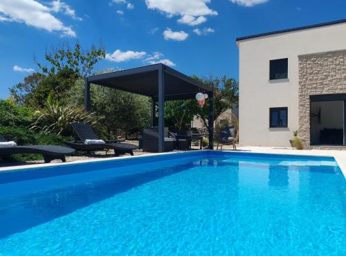 Lazy 8 Villa