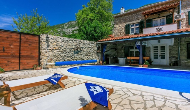 Light-filled finca with nearby alpaca ranch, private pool, barbecue area, washing machine