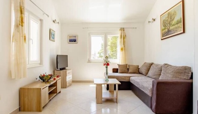 "Lile" mit Blick auf das Wasser by Interhome