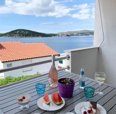 Linda seaview&pool apartment