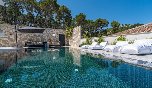 Look forward to this dreamlike villa with sea view, which leaves nothing to be desired! in Tkon