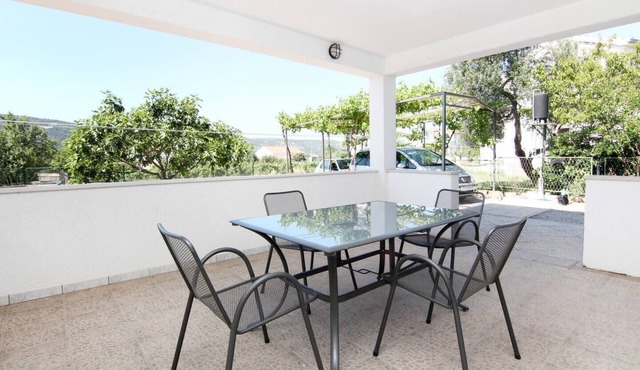 Lovely 2-Bedroom Apartment in Poljica
