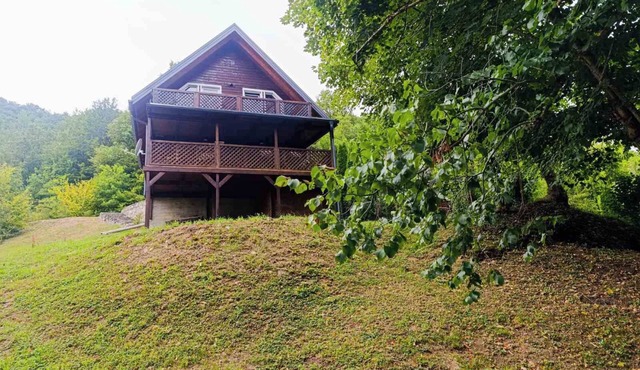 Lovely 2-bedroom cabin in Kulen Vakuf perfect for a getaway in Kulen Vakuf