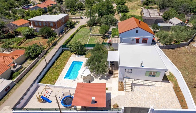 Lovely 2-bedroom villa with WiFi and AC in Slivnica