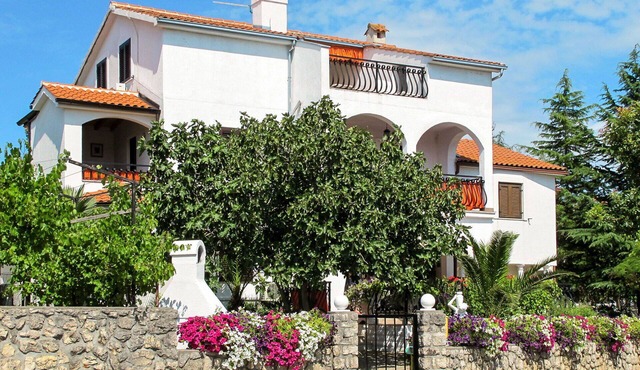Lovely apartment for 5 guests with A/C, WIFI, TV and patio