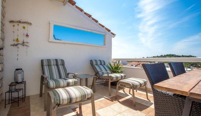 Lovely apartment for 3 guests with A/C, WIFI, TV, terrace and pets allowed in Hvar