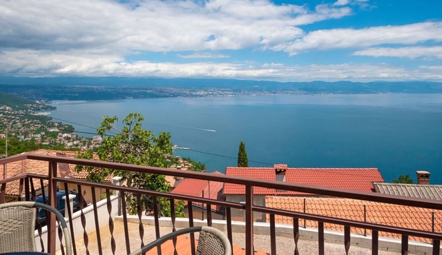 Lovely apartment for 4 guests with WIFI, A/C, TV, terrace, pets allowed, panoramic view and park...