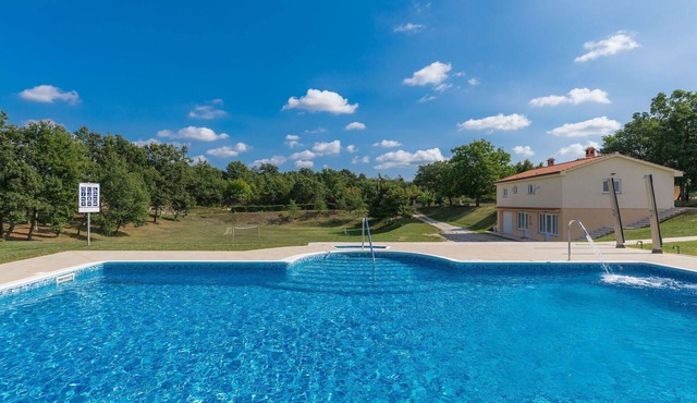 Lovely apartment for 8 people with pool, WIFI, A/C, TV and terrace