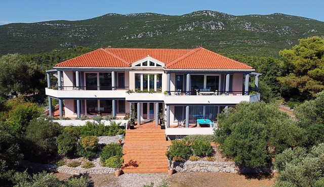 Lovely apartment for 8 guests with A/C, hot tub, WIFI, TV and terrace in Mali Ston