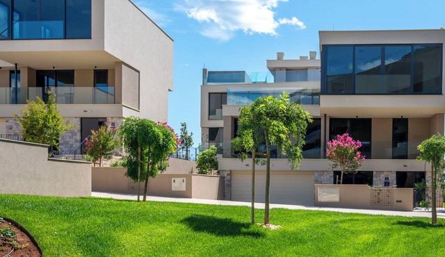 Lovely apartment in villa for 8 people with WIFI, A/C, hot tub, pool, TV and terrace