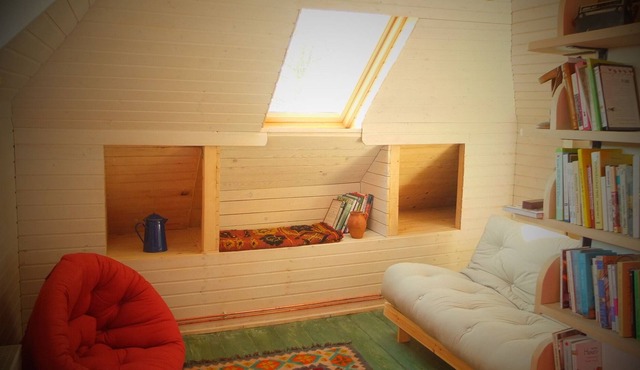 Lovely Attic in Traditional Old House & Garden near Forest in Musatesti