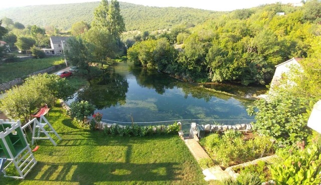 Lovely Holiday House in Grab with Private Parking and Mountain View