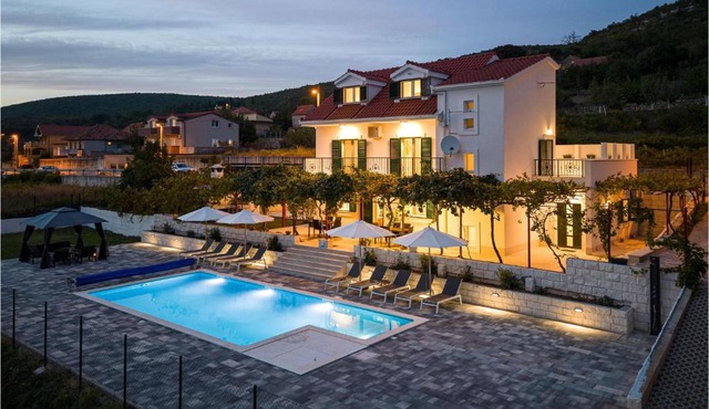 Lovely Home In Dicmo Prisoje
