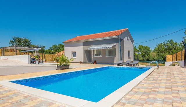 Lovely home in Donje Rastane
