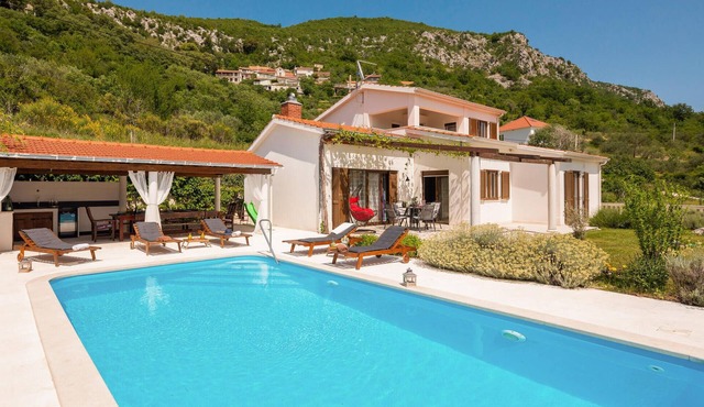 Lovely home in Blato na Cetini