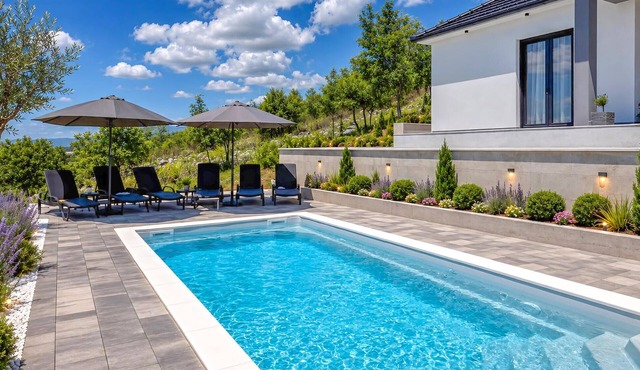 Lovely home in Hrvace with outdoor swimming pool