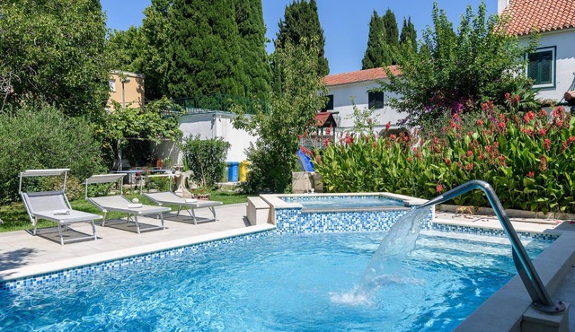 Lovely home in Kastel Luksic with sauna