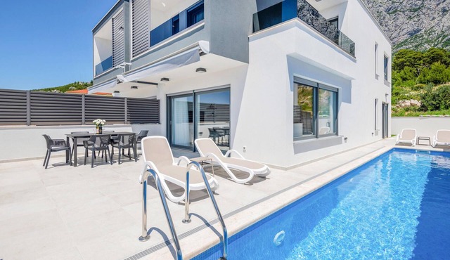 Lovely home in Makarska