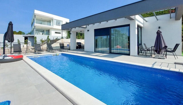 Lovely home in Reburici, Trget