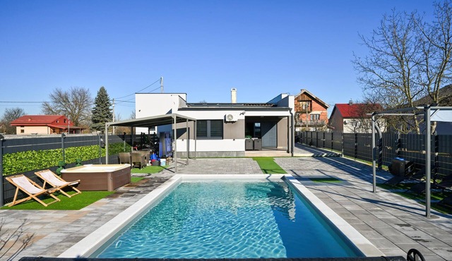 Lovely home in Sracinec