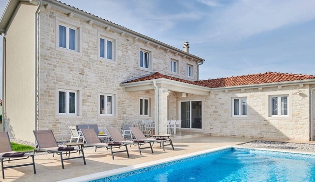 Lovely Villa Leon with a swimming pool