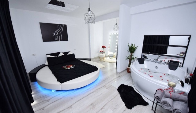 Lux: Jacuzzi Pat Rotund Semineu Oglinda pe Tavan in Craiova