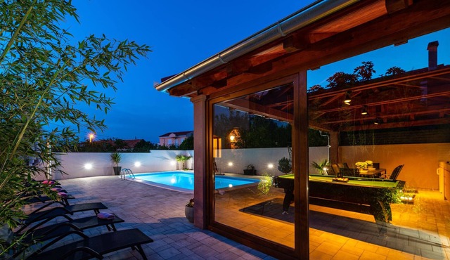 Lux4 bedroom with heated pool for 6 or 8 people