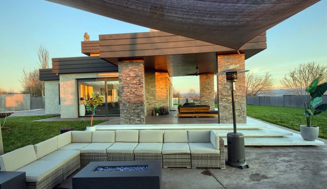 Luxe Villa & Hilltop Hideaway with Scenic Views in Umčari
