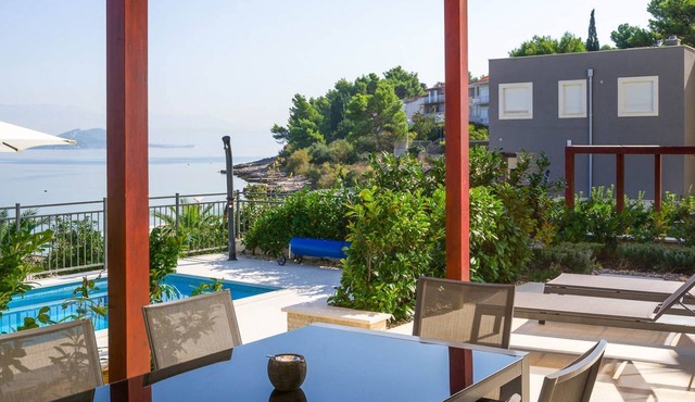 Luxuriöse Villa Golden B am Strand mit Pool by Interhome in Trogir/Slatine