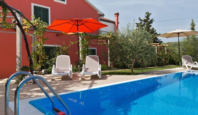Luxuriöses Haus direkt am Strand, große Terrasse by Interhome