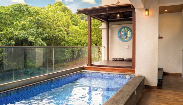 Luxurious 3-bedroom apartment villa with private pool in tranquil Candolim in Candolim