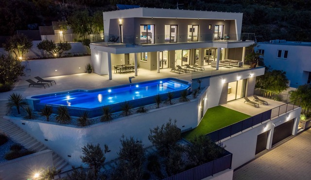 Luxurious Villa ADA with hot tub, sauna, gym, infinity pool, sea views!