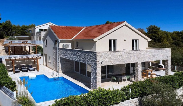 Luxurious villas in Pitve on Hvar with an amazing view in Pitve