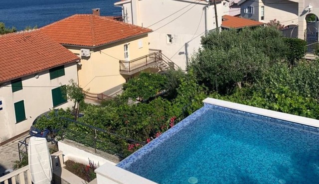 Luxury apt with pool, 3 balconies, terrace and sea view