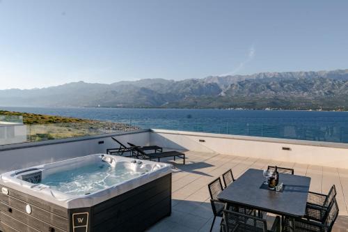 Luxury beachfront penthouse apartment with whirlpool and spacious rooftop terrace, Vinjerac
