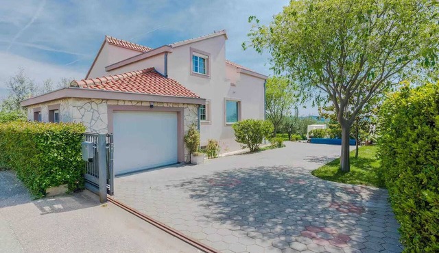Luxury Dalmatian Villa with Pool in Zemunik Gornji
