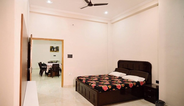 Luxury King-size Room with Attached Washroom in Ayodhya. 10 mins from Ram Mandir in Faizabad