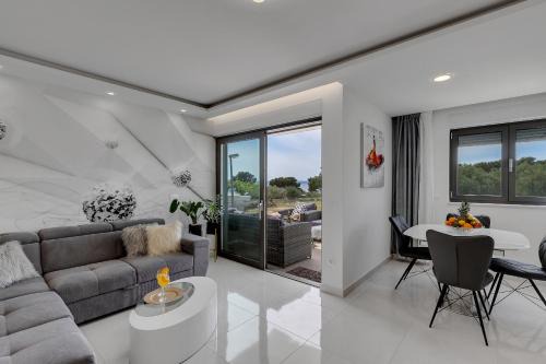 Luxury Promajna Beach Apartment in Promajna