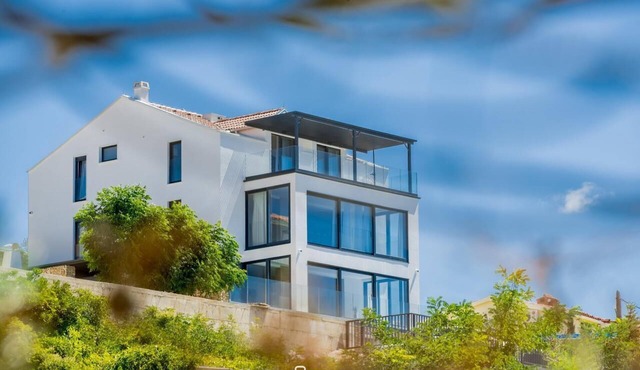 Luxury Suite with Panoramic Sea View & Jacuzzi
