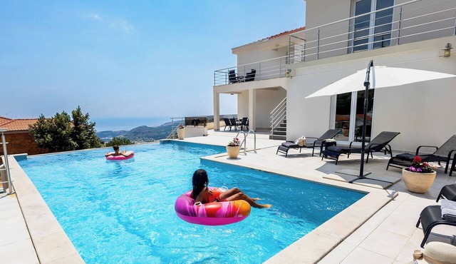 Luxury Villa Alice with private infinity pool and Sea View - near Dubrovnik in Ivanica