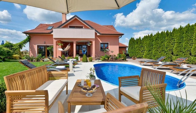 Luxury Villa Apartment - Private Jacuzzi & Sauna