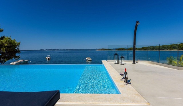 Luxury Villa Aqua Vision with Pool