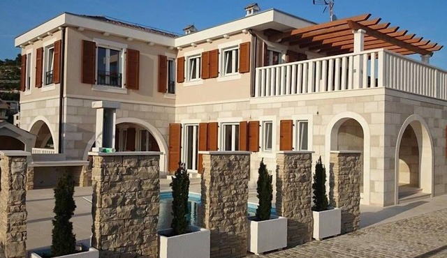 Luxury villa by the sea, private pool, airport 30 min.12 pers. Sea view, garden