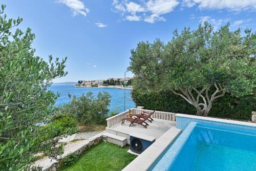LUXURY VILLA CIOVO Sleeps 17, Infinity Pool, Seafront