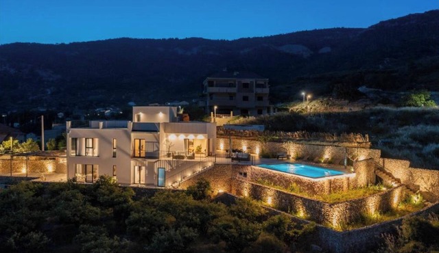 Luxury Villa Envivo Komiža with heated pool and professional gym!
