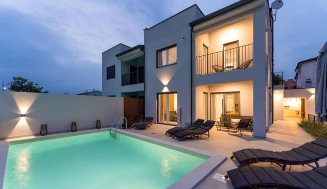 Luxury villa for 7 persons with pool, sauna and panoramic sea view