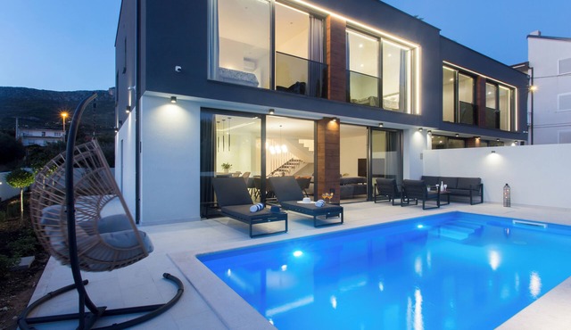 Luxury Villa,Heated pool, Seaview, 90m to Beach, BBQ